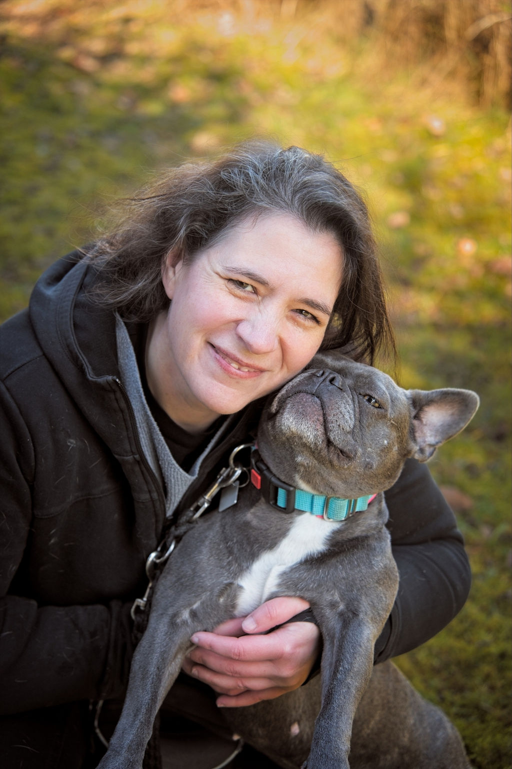 Daniela Marx Wange an Wange mit ihrer Französischen Bulldogge Gisela im Abendlicht